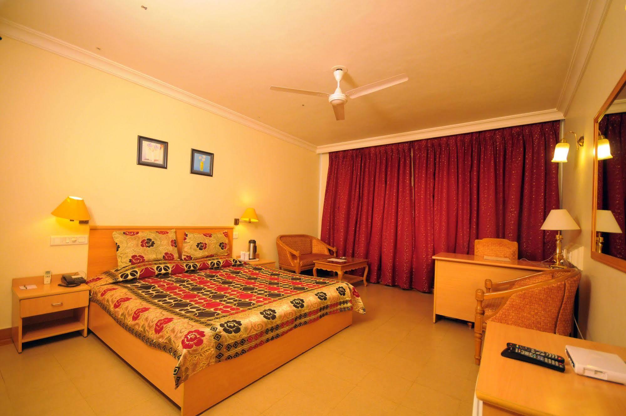 The Grand Regency Hotel Rajkot Exterior foto
